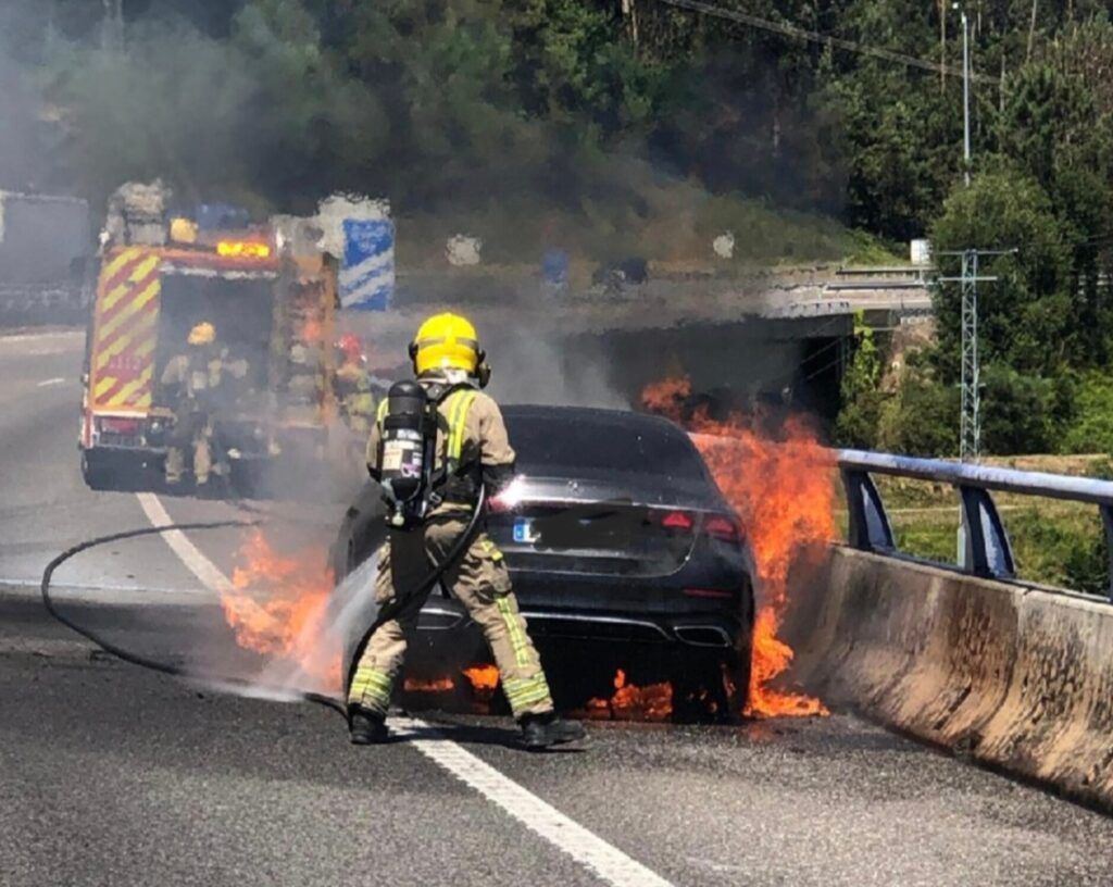 Una columna de humo alarma a los conductores en la AP-9: un coche acaba calcinado en Mos