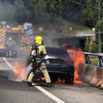 Una columna de humo alarma a los conductores en la AP-9: un coche acaba calcinado en Mos