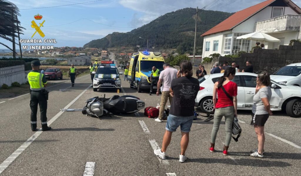 Un helicóptero medicalizado evacúa a un motorista herido grave tras un accidente en Oia