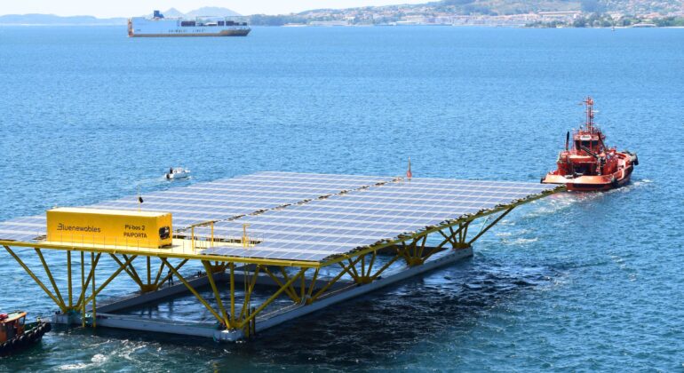 Vigo construye la mayor plataforma solar marina del mundo: ya navega rumbo a Valencia