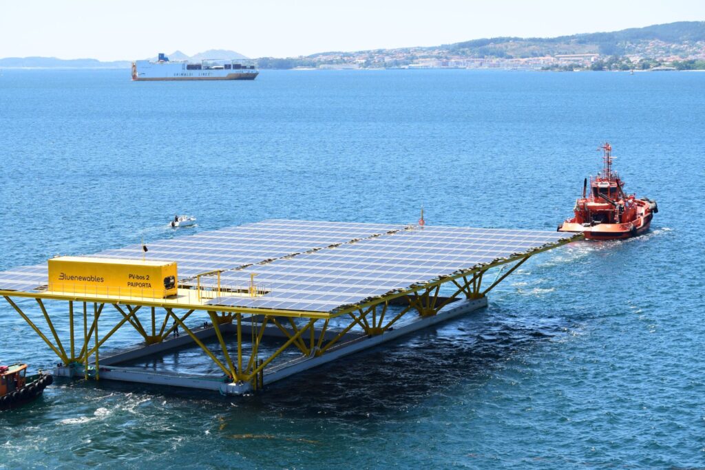 Vigo construye la mayor plataforma solar marina del mundo: ya navega rumbo a Valencia