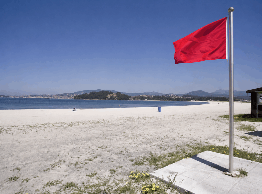 La Xunta prohíbe el baño en dos playas de Baiona y obliga a izar la bandera roja