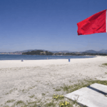 La Xunta prohíbe el baño en dos playas de Baiona y obliga a izar la bandera roja