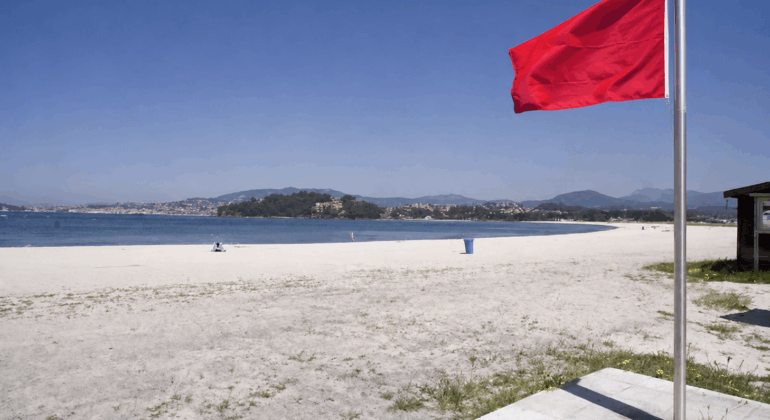La Xunta prohíbe el baño en dos playas de Baiona y obliga a izar la bandera roja
