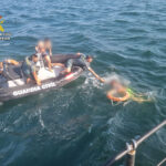 Rescate al límite en Arousa: la Guardia Civil salva a dos hombres que apenas podían mantenerse a flote