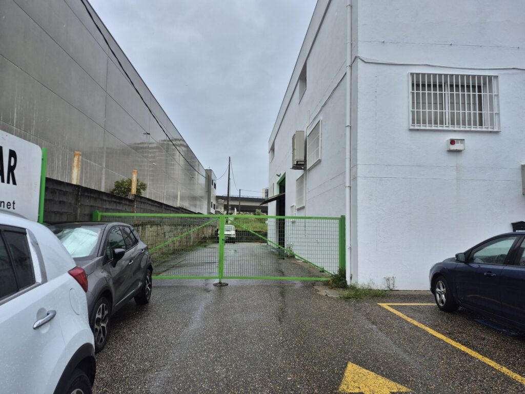 Hallan muerto a un hombre en avanzado estado de descomposición junto a una nave, en Vigo