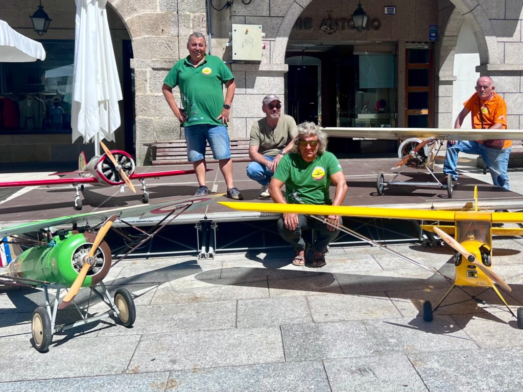 O Porriño reúne a los mejores aeromodelistas con aviones a escala que parecen reales