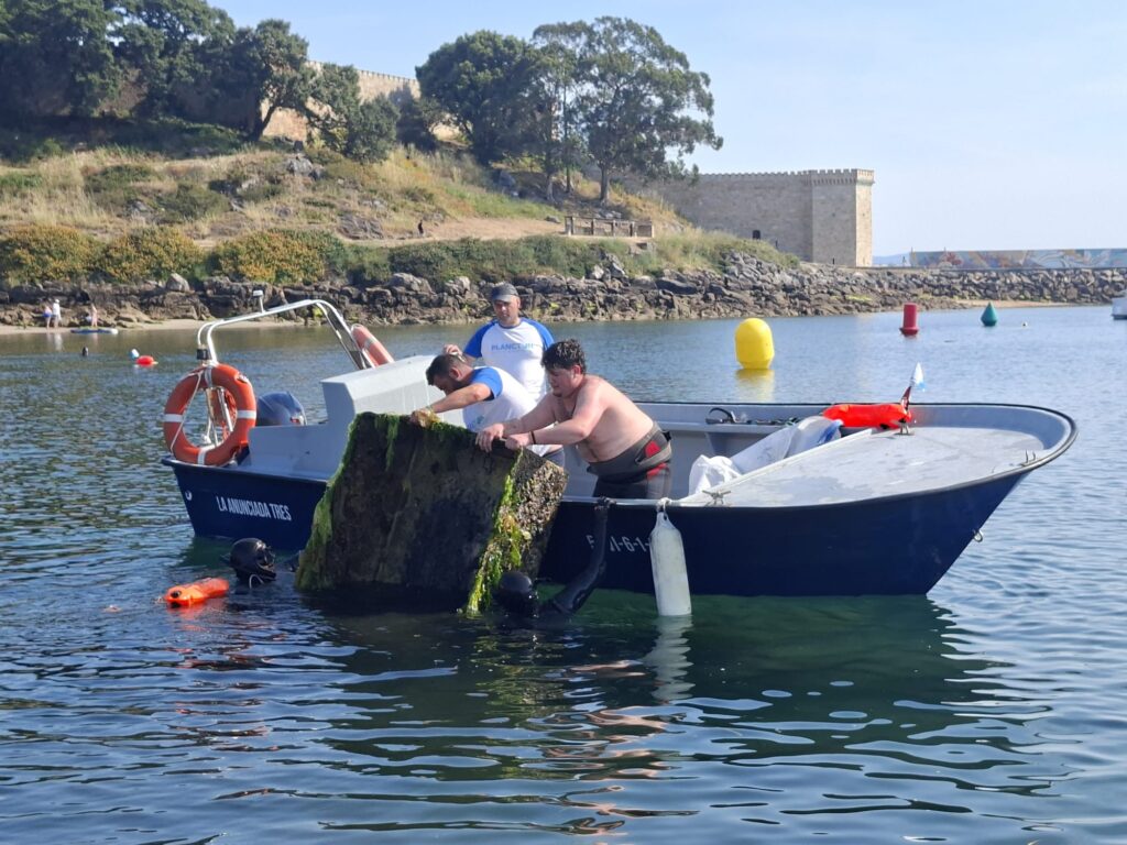 Máis de 163 toneladas de lixo retiradas das costas galegas: neumáticos, cabichas e microplásticos entre os residuos