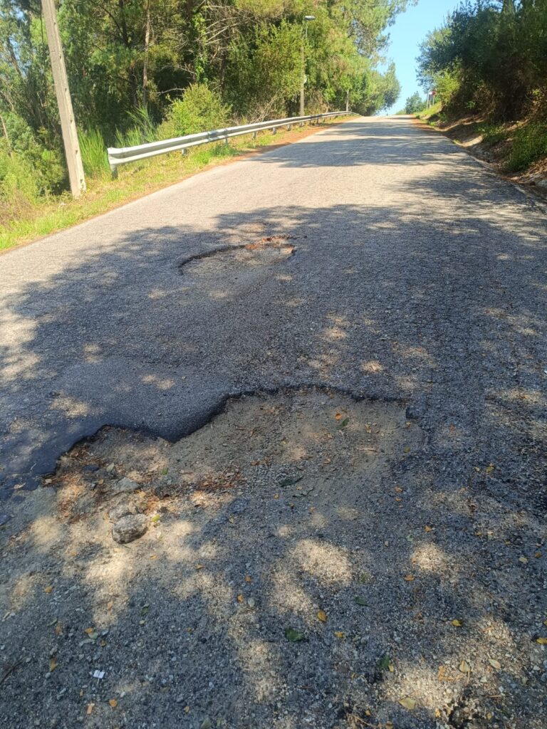 Vecinos de Bembrive reclaman el asfaltado del Camiño do Pouso, que está "lleno de socavones"
