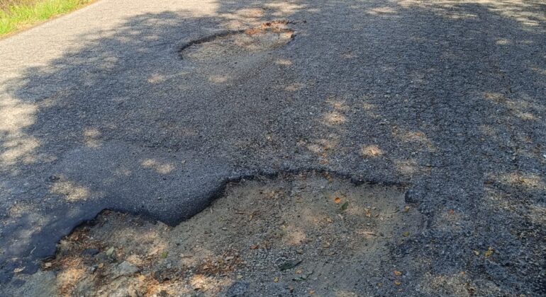 Vecinos de Bembrive reclaman el asfaltado del Camiño do Pouso, que está "lleno de socavones"