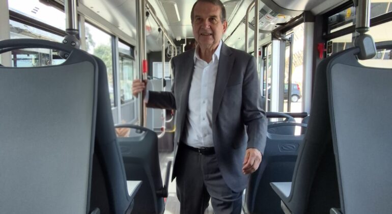 El Concello paraliza el megacontrato del bus urbano de 470 millones