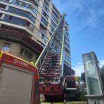 La gran escalera de los Bomberos de Vigo 'toma' San Salvador para practicar un rescate en altura