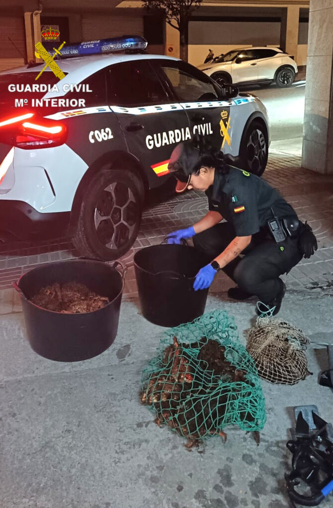 Denunciado un furtivo con más de 25 kilos de centollo y nécora