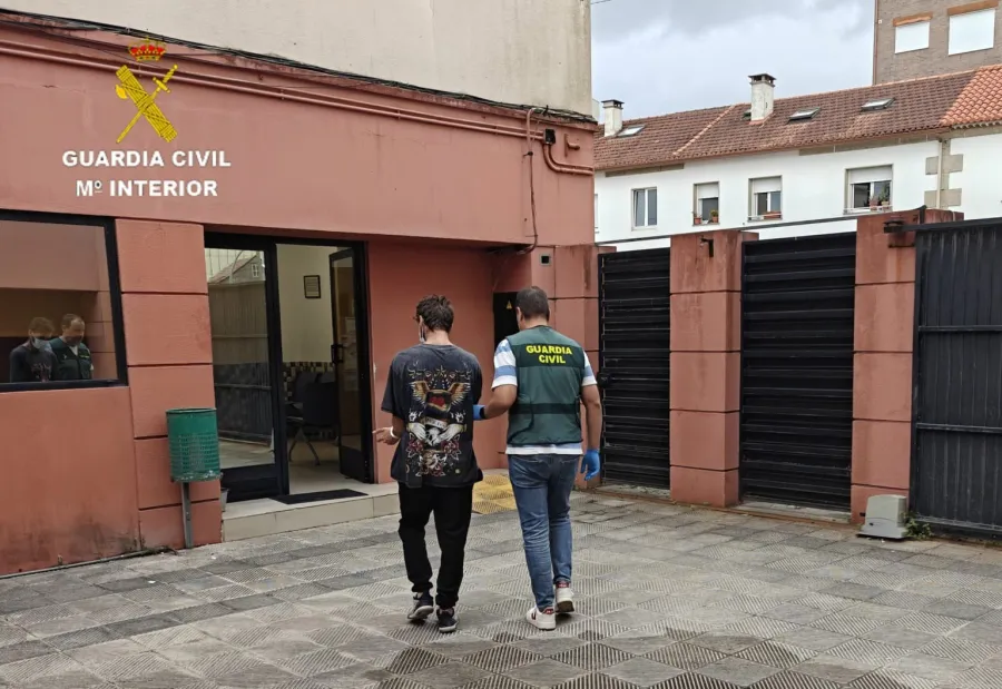 Prisión provisional para el joven acusado de apuñalar a otro en el cuello en Cangas
