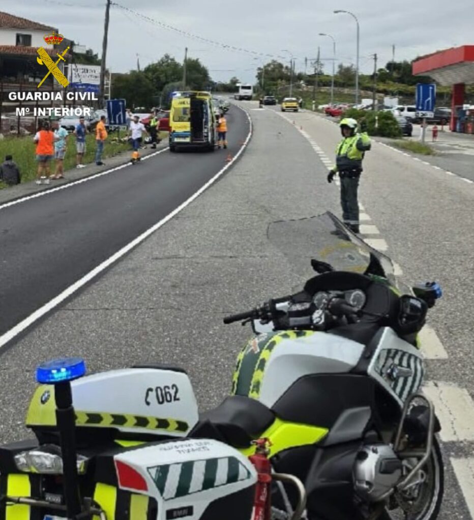 Dos heridos graves en una colisión frontal entre un coche y una moto en Cerdedo-Cotobade