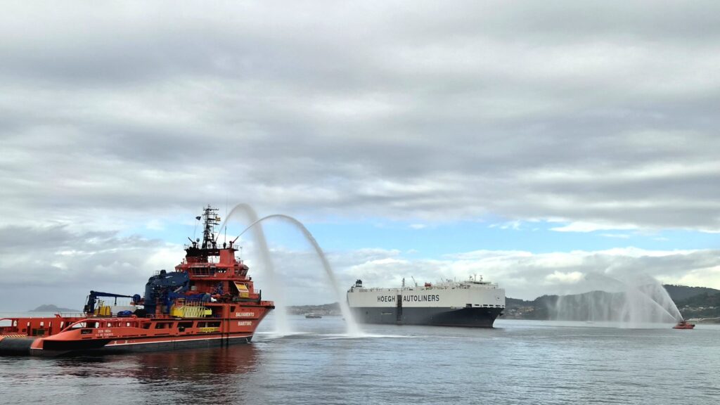 La ría de Vigo pone a prueba su respuesta en el simulacro de incendio a bordo de un barco de coches