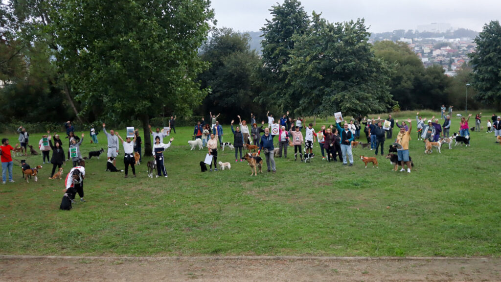Las familias de Barreiro intentan parar el parque canino antes de que entren las máquinas