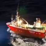 Rescate al límite en alta mar: el Pesca 1 salva de madrugada a un marinero herido grave con olas de 4 metros