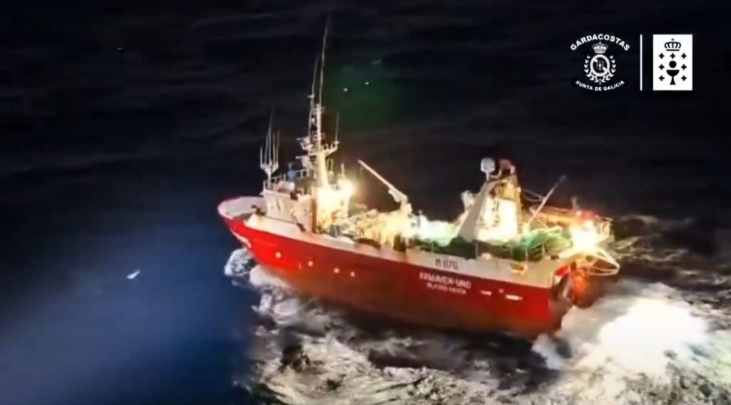 Rescate al límite en alta mar: el Pesca 1 salva de madrugada a un marinero herido grave con olas de 4 metros