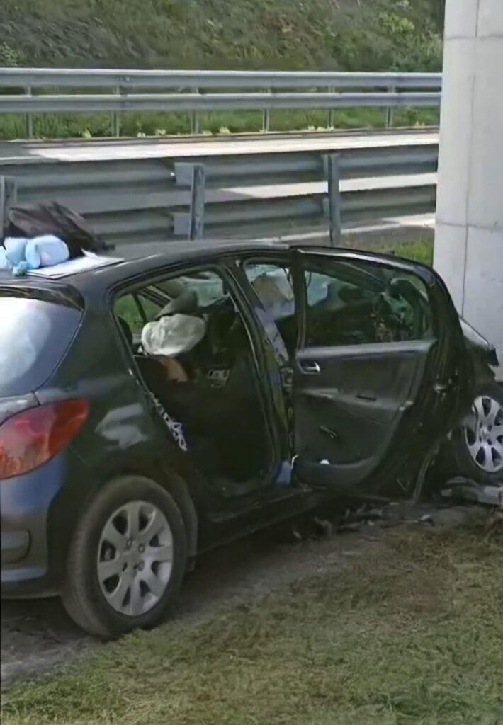 Mueren tres miembros de una misma familia en un accidente en la A-8 en Ribadeo