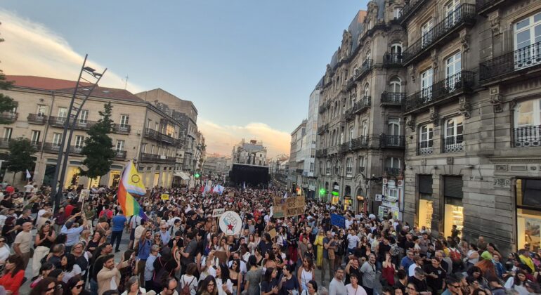 Miles de personas toman Vigo para reclamar vivienda: «No es un piso chulo, es un puto zulo»