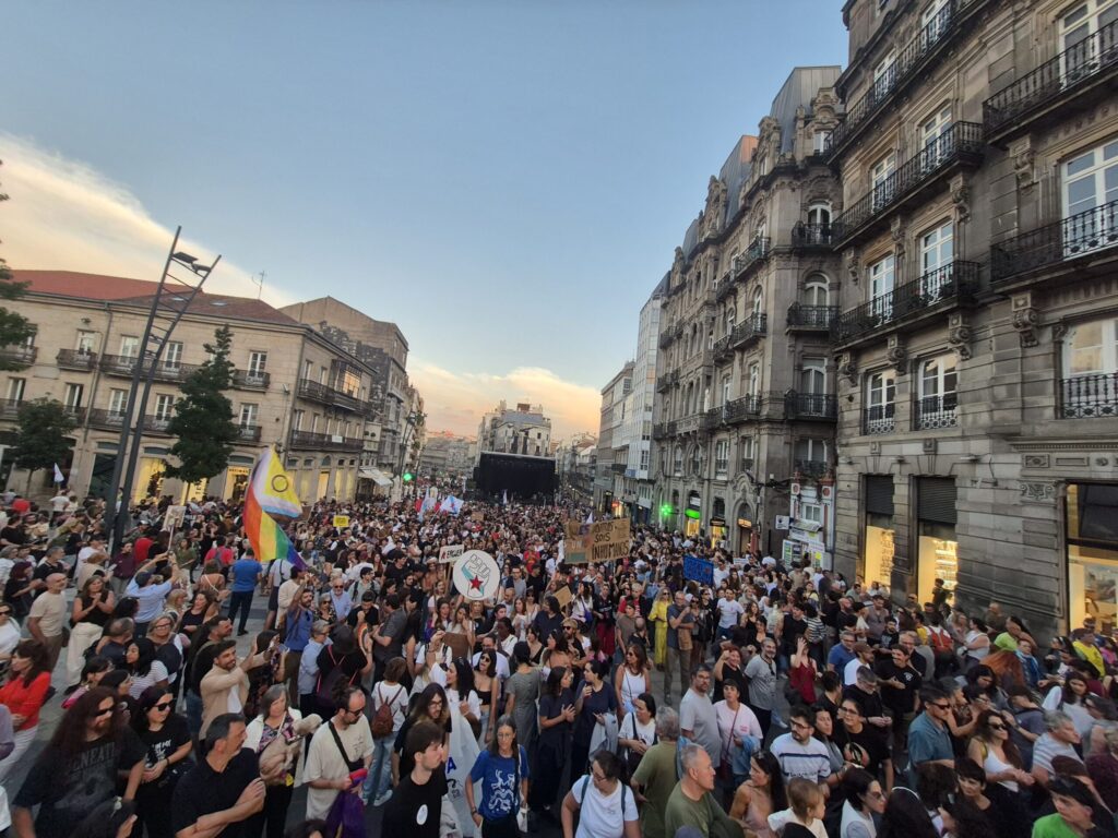Miles de personas toman Vigo para reclamar vivienda: «No es un piso chulo, es un puto zulo»