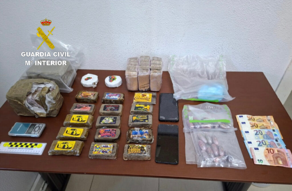 La Guardia Civil detiene en Cangas a un hombre con más de 5,5 kilos de hachís y cocaína