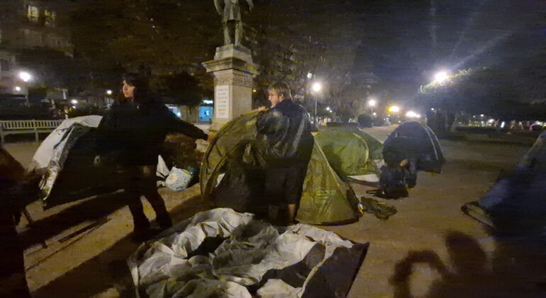 La protesta por la vivienda llega a Vigo con 16 tiendas de campaña en la Alameda