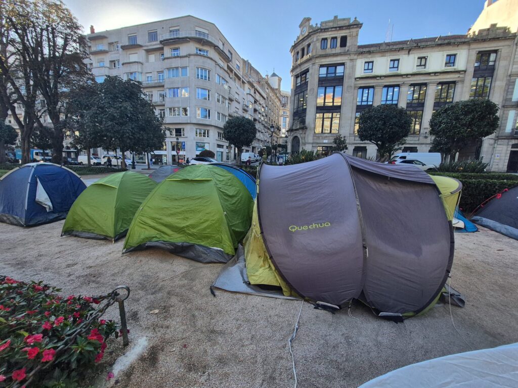 Petardos y amenazas contra los acampados por la vivienda: cuatro ataques en pocos días