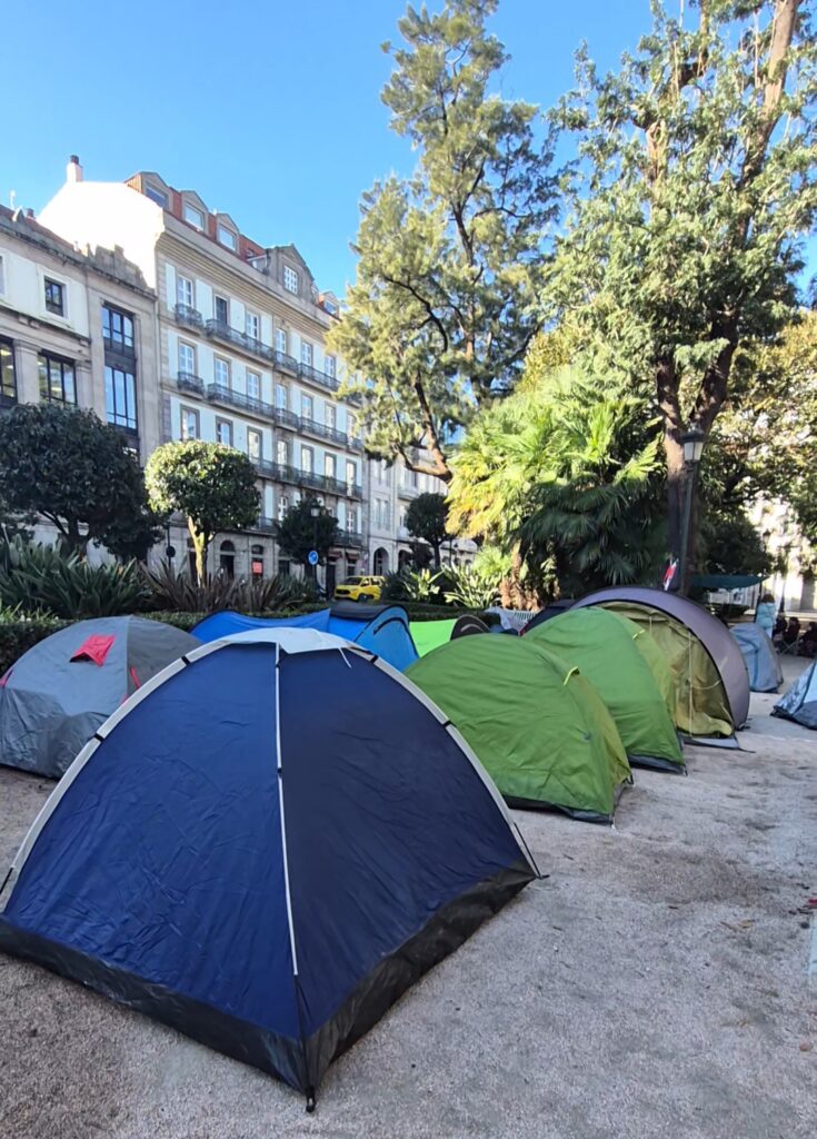 Los vecinos del centro de Vigo cuestionan la acampada por la vivienda en la Alameda