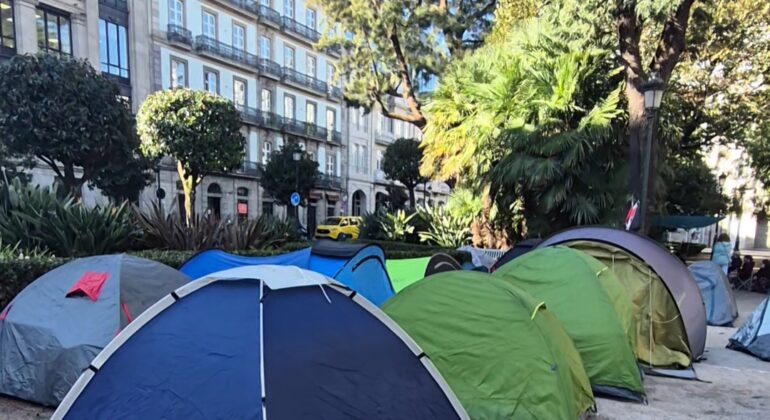 Los vecinos del centro de Vigo cuestionan la acampada por la vivienda en la Alameda