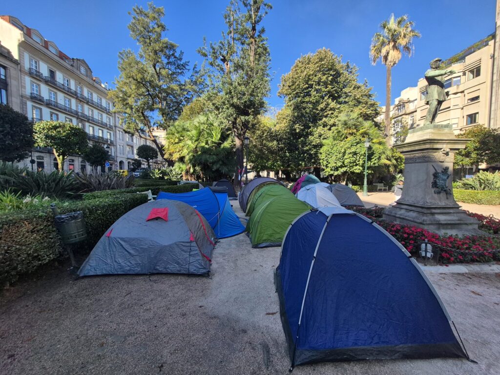 Enfermeros, psicólogos, técnicos y estudiantes acampan en Vigo para reclamar el derecho a la vivienda