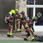 Seis dotaciones de Bomberos tratan de sofocar el incendio de un garaje, en Vigo (Imágenes)