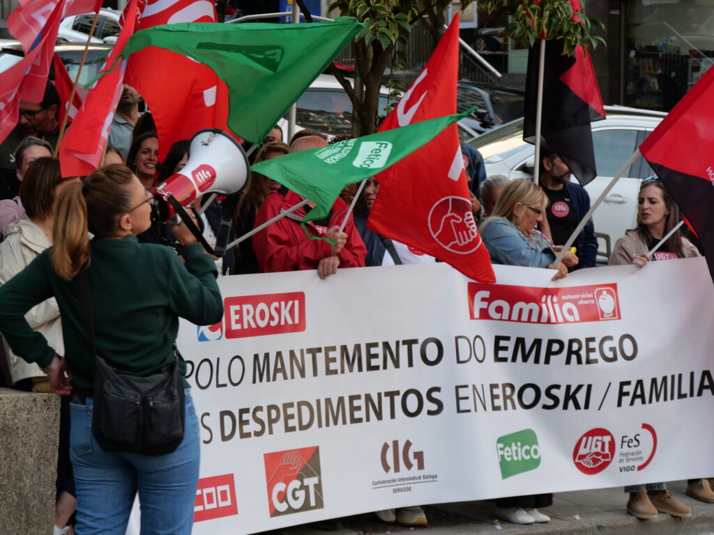 Eroski transforma en autoservicio tres secciones de un supermercado en Vigo y despide a cinco trabajadoras