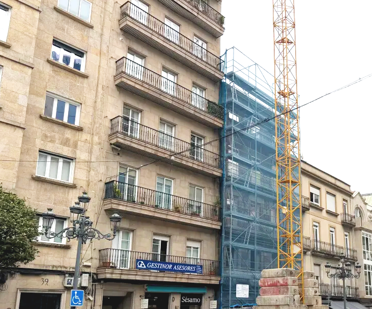 Dos trabajadores heridos al ceder parte del forjado de un edificio en obras en García Barbón