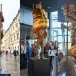 Trump desnudo y recubierto de oro: la provocadora estatua que planta al expresidente ante el Parlamento Europeo
