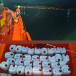Un pesquero localiza 49 garrafas de combustible flotando en la ría de Vigo