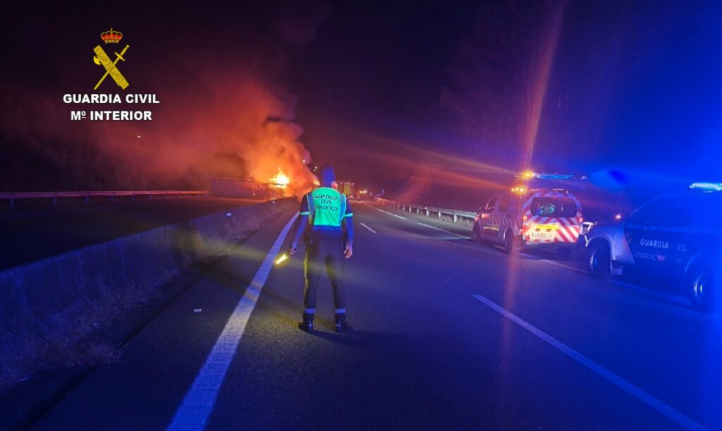 Un camión vuelca y se incendia en la AP-9, que permanece cortada en ambos sentidos