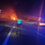 Un camión vuelca y se incendia en la AP-9, que permanece cortada en ambos sentidos