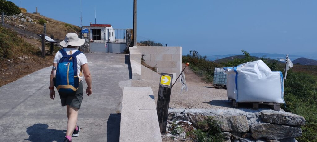 Rechazo a las obras de Ons: árboles talados, hormigón junto a la playa y más de 2 millones en actuaciones turísticas