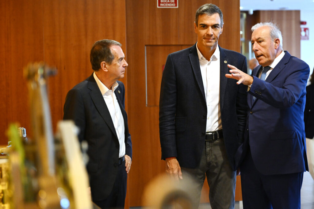 Pedro Sánchez reivindica en Vigo el papel de la industria aeroespacial, con una visita a Delta