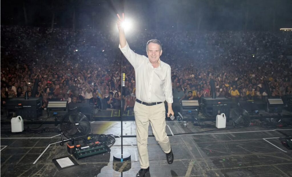 La despedida de Siniestro Total reabre la polémica sobre los contratos que permiten a Caballero presentar conciertos